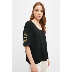 Trendyol Black Embroidered Loose Knitted T-Shirt vyobraziť