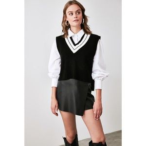 Trendyol Knitwear Blouse with Black V-Neck DetailING vyobraziť