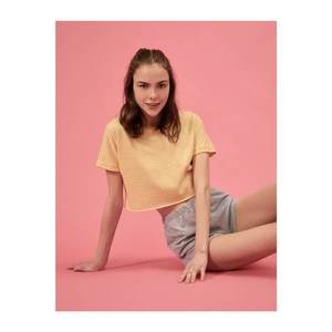 Koton Women's Yellow Striped Crew Neck Cotton T-Shirt vyobraziť
