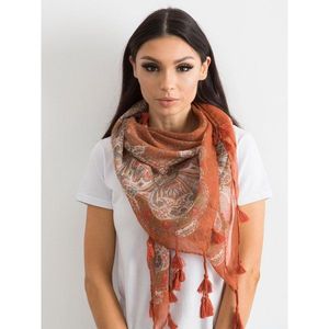 Light brown shawl with fringes and a print vyobraziť