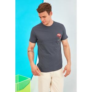 Trendyol Navy Blue Men's Regular Fit Bike Collar Short Sleeve Printed T-Shirt vyobraziť