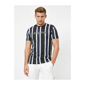 Koton Men's Black Striped Bike Collar T-Shirt vyobraziť