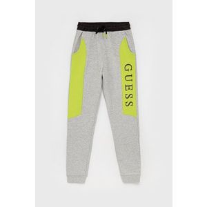 Detské nohavice Guess šedá farba, s nášivkou vyobraziť