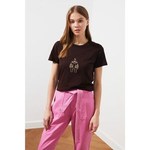 Trendyol Basic Knitted T-Shirt WITH Dark Brown Embroidery vyobraziť