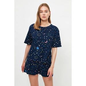 Trendyol Navy Blue Galaxy Patterned Knitted Pajamas Set vyobraziť