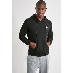 Trendyol Black Men's Back Printed Hooded Regular Sweatshirt vyobraziť