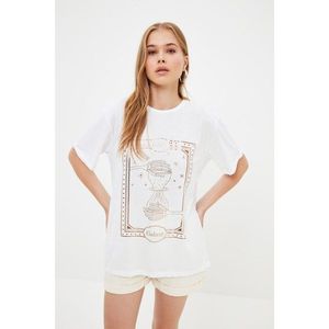 Trendyol Ecru Printed Boyfriend Knitted T-Shirt vyobraziť