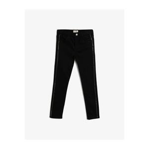 Koton Girl's Black Flexible Denim Fabric Zippered Pocket Side Tasseled Striped Jean Trousers vyobraziť