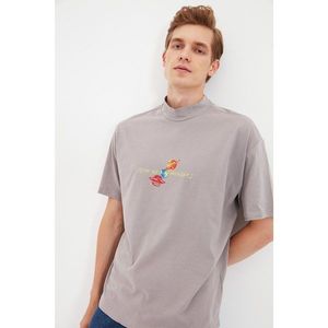 Trendyol Gray Men Regular Fit Stand Collar Printed Short Sleeved T-Shirt vyobraziť