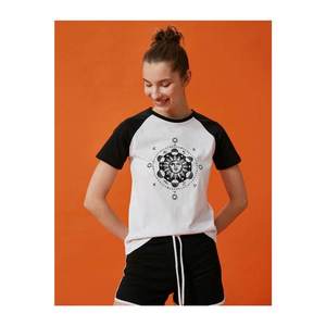 Koton Women's Crew Neck T-Shirt Color Block Printed vyobraziť