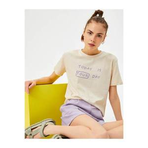 Koton Women's Ecru Crew Neck Cotton T-Shirt vyobraziť
