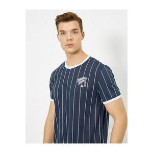Koton Men's Navy Blue Striped T-Shirt vyobraziť