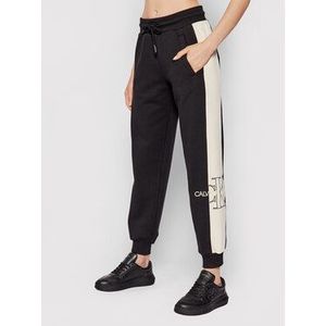 Calvin Klein Jeans Teplákové nohavice J20J217132 Čierna Regular Fit vyobraziť