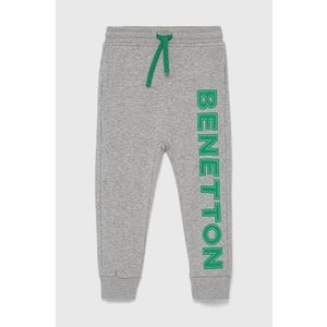 Detské nohavice United Colors of Benetton šedá farba, s potlačou vyobraziť