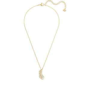 Swarovski Trblietavý náhrdelník v tvare pierka s kryštálmi Swarovski Nice 5505740 vyobraziť