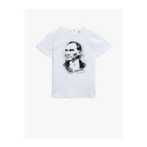Koton Men's White Ataturk Printed Short Sleeve Crew Neck T-Shirt vyobraziť