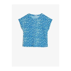 Koton Girl's Blue Floral Textured Stretch Fabric Crew Neck Short Sleeved T-shirt vyobraziť