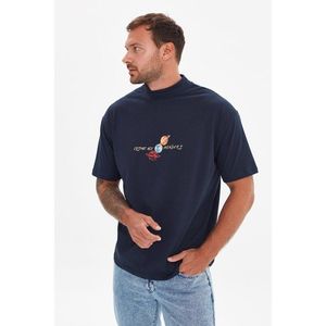 Trendyol Navy Blue Men Regular Fit Stand Collar Printed Short Sleeved T-Shirt vyobraziť