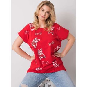Women's red blouse with a print and an application vyobraziť