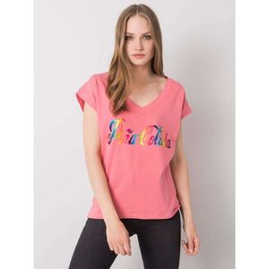 Pink t-shirt with a colorful print vyobraziť