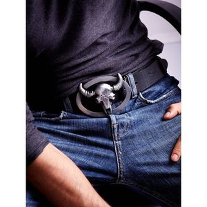 Men's leather belt with a black buckle vyobraziť
