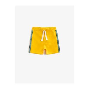 Koton Boys Yellow Striped Cotton Waist Shorts vyobraziť