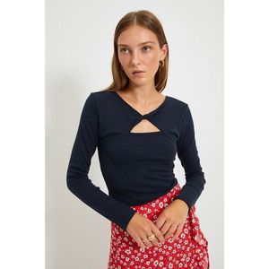 Trendyol Navy Decollete Detailed Corduroy Fitted Crop Knitted Blouse vyobraziť