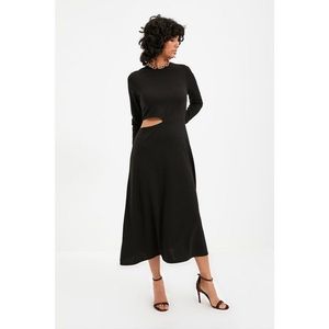 Trendyol Black Cut Out Detailed Midi Knitted Dress vyobraziť