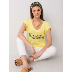 Yellow t-shirt with a colorful print vyobraziť