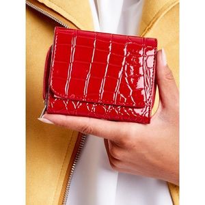 Red women's wallet with an embossed motif vyobraziť
