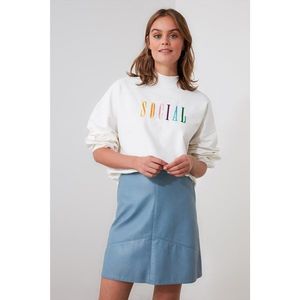 Trendyol Ekru Embroidered Upright Collar Basic Knitted Sweatshirt vyobraziť
