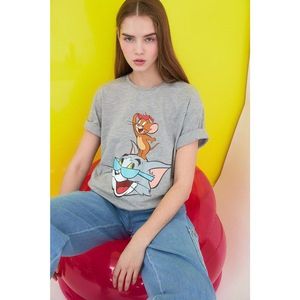 Trendyol Gray Tom & Jerry Licensed Printed Boyfriend Knitted T-Shirt vyobraziť