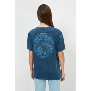 Trendyol Indigo Washed and Foil Printed Boyfriend Knitted T-Shirt vyobraziť