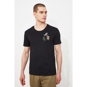 Trendyol Black Men's Slim Fit Short Sleeve Embroidery Detailed T-Shirt vyobraziť