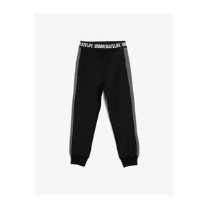 Koton Boys Black Sides Contrast Stripe Waist Printed Elastic Jogger Trousers vyobraziť