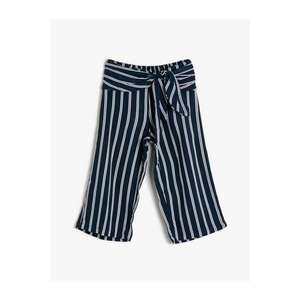 Koton Striped Elastic Waist Tied Wide-Fit Short Pants vyobraziť