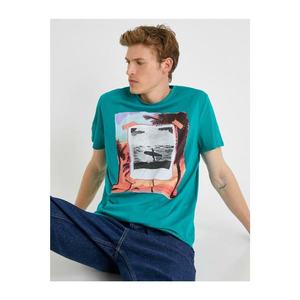 Koton Men's Green Crew Neck Regular Fit Cotton Printed T-Shirt vyobraziť