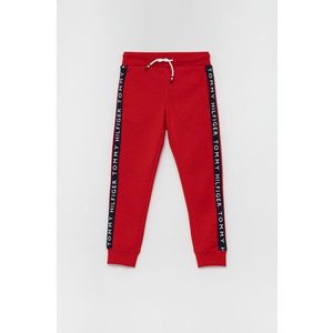 Detské nohavice Tommy Hilfiger červená farba, s potlačou vyobraziť
