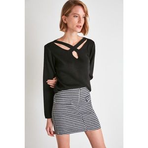 Trendyol Black Cut Out Detailed Knitwear Sweater vyobraziť