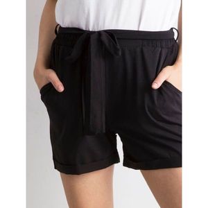 Black shorts with a belt vyobraziť