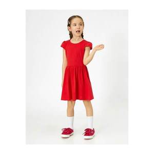 Koton Girl's Red Crew Neck Waist Fitted Short Sleeve Medium Length Dress vyobraziť