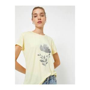 Koton Women's Yellow Bike Collar Short Sleeve Patterned Printed T-Shirt vyobraziť