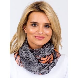 Gray and orange animal print scarf vyobraziť