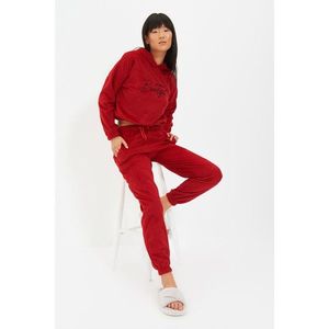 Trendyol Claret Red Slogan Printed Knitted Pajamas Set vyobraziť
