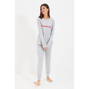 Trendyol Gray Elastic Slogan Printed Knitted Pajamas Set vyobraziť