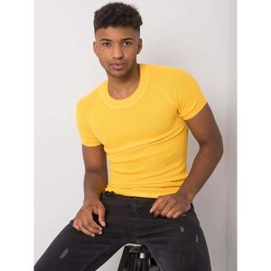 Yellow knitted men's t-shirt vyobraziť