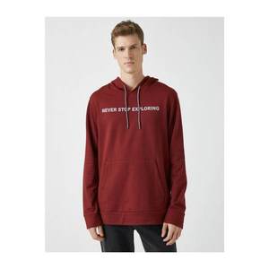 Koton Men's Burgundy Hooded Printed Long Sleeve Sweatshirt vyobraziť