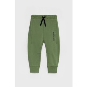 Detské bavlnené nohavice United Colors of Benetton zelená farba, s potlačou vyobraziť