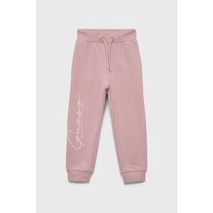 Detské bavlnené nohavice Guess ružová farba, s potlačou vyobraziť