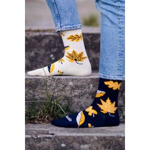 Čierno-smotanové vzorované ponožky Listopad vyobraziť